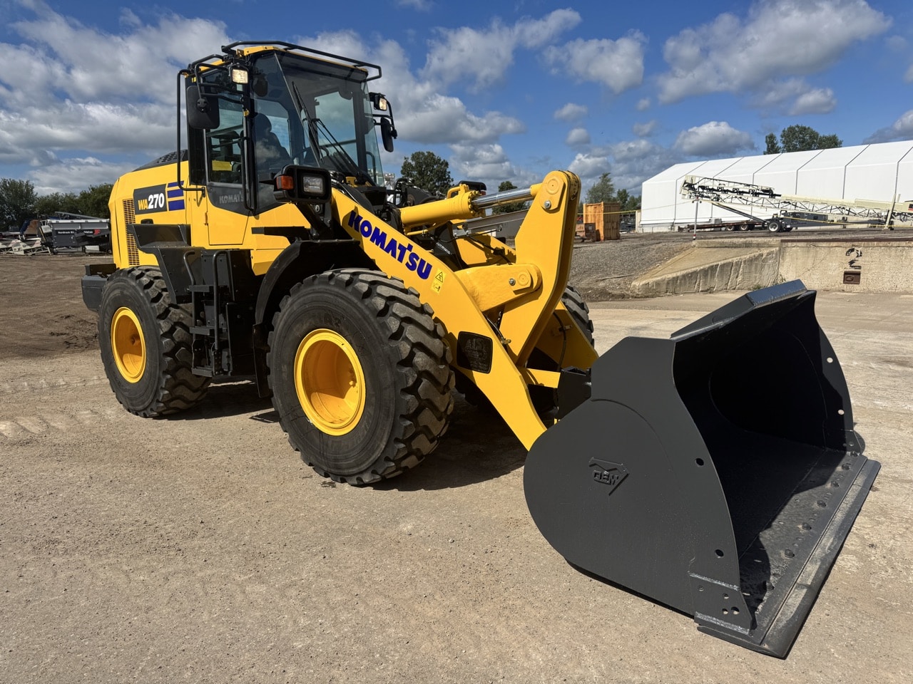 2022 Komatsu WA270-8